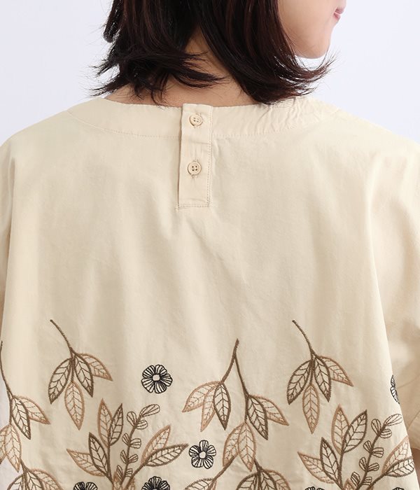 ナチュラルコットン布帛裾ギャザー花刺繍ブラウス(B・チャコール)