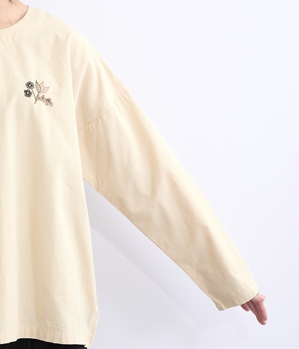 ナチュラルコットン布帛裾ギャザー花刺繍ブラウス(B・チャコール)