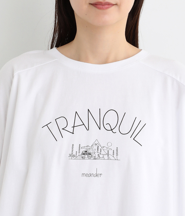 良質天竺変形ワイドロゴプリントＴシャツ　TRANQUIL(ホワイト)