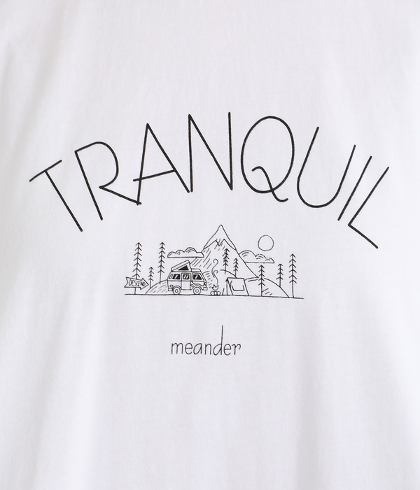 良質天竺変形ワイドロゴプリントＴシャツ　TRANQUIL(ホワイト)