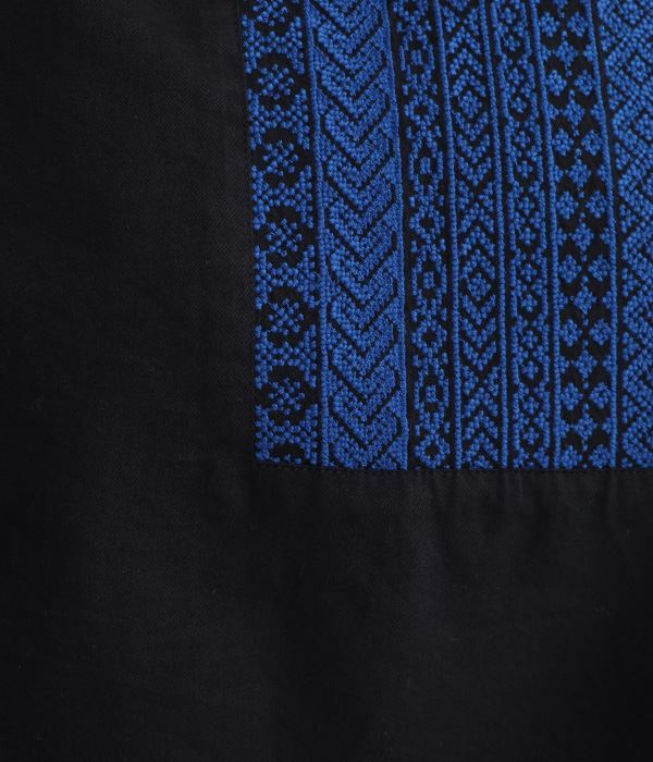 サテン刺繍　プルオーバー(C・ブラック×ブルー)