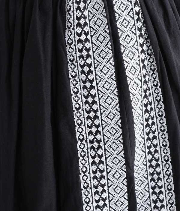 サテン刺繍　スリットスカート(A・ブラック×ホワイト)