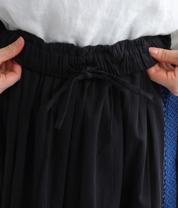 サテン刺繍　スリットスカート(B・ブラック×ブルー)