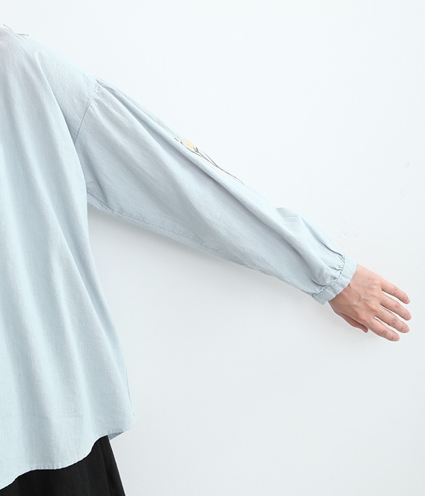 コットンリネン平織り　モチーフ刺繍シャツ(B・ミズイロ)