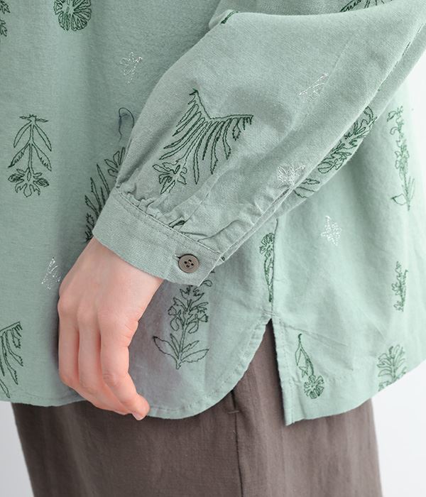 【tukuroi by SUN VALLEY】コットンリネン平織り　総柄刺繍ギャザーブラウス(B・グリーンブルー)