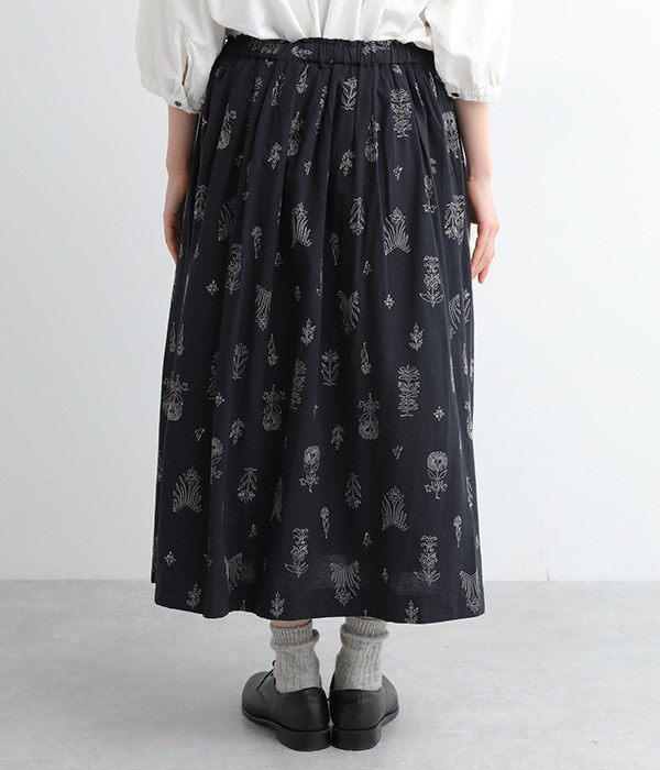 【tukuroi by SUN VALLEY】コットンリネン平織り　総柄刺繍スカート(B・ネイビー)
