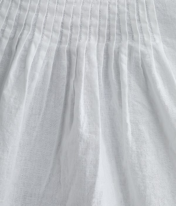 【tukuroi by SUN VALLEY】コットンリネン平織り　日本製品染ピンタック前後2WAYパフスリーブブラウス(A・ホワイト)