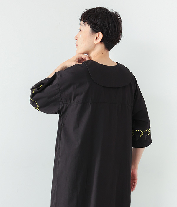 コットンタイプライターミモザ刺繍フラットカラーワンピース(B・ブラック)