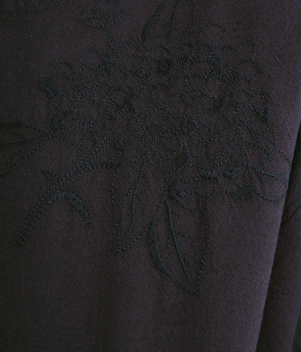 【tukuroi by SUN VALLEY】コットンリネンローン平織　モチーフ刺繍　ギャザーワンピース(C・ダークネイビー)
