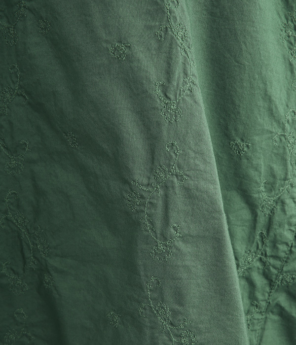 コットンローン総柄刺繍　日本製品染め　後ろ切替えプルオーバーシャツ(D・グリーン)