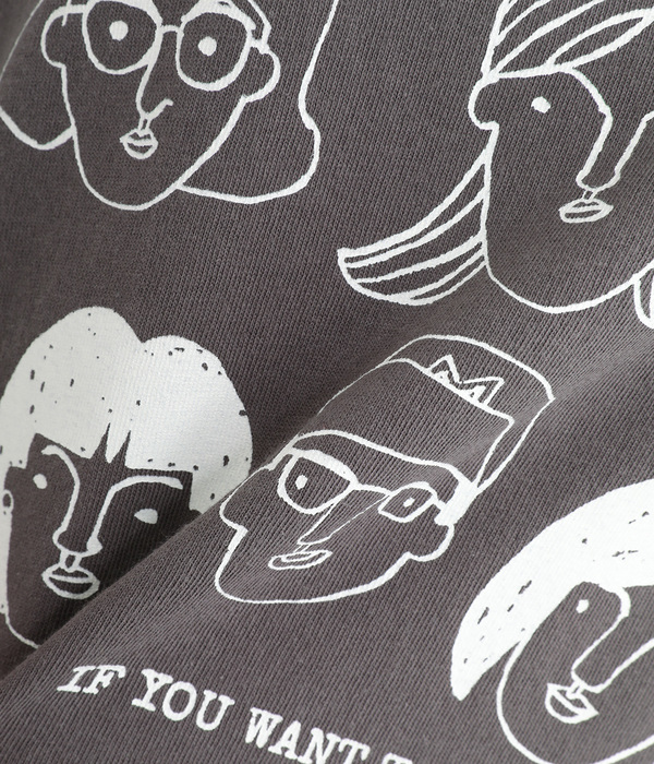コットン天竺顔イラストプリントTEE(C・チャコール)
