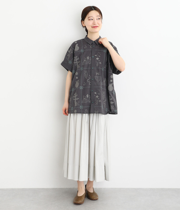SUPER HAKKA×オバタクミ｢心の中の絵本｣総刺繍ドルマンシャツ(B・チャコール)