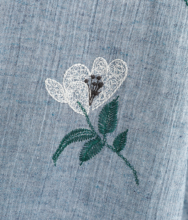 コットンリネンシャンブレー フラックスデフルール刺繍シャツブラウス(B・ブルー)