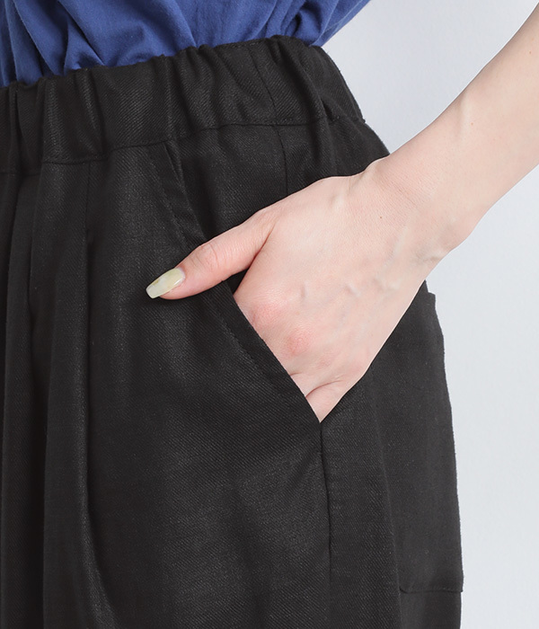リネンレーヨンツイル　タックテーパードパンツ(ブラック)