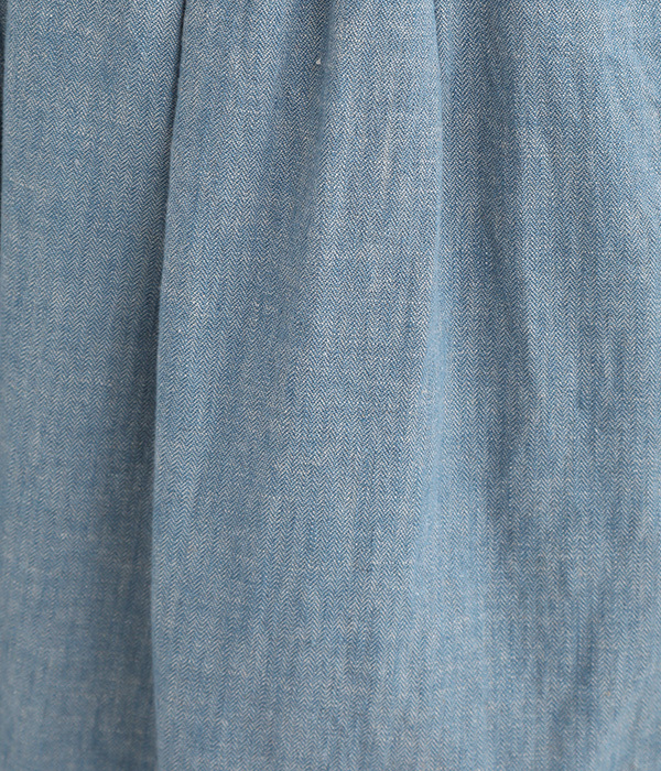 コットンリネンへリンボンシャンブレー　裾タックパンツ(ブルー)