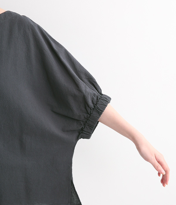 リネンタッチ袖口ギャザープルオーバーシャツ(B・ブラック×ベージュ)