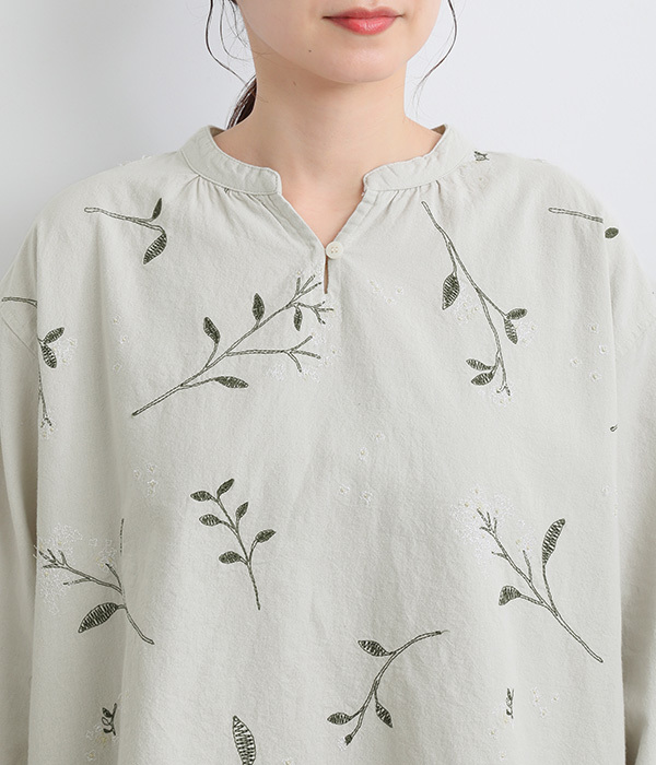 花柄刺繍キーネックブラウス(C・ブラック)