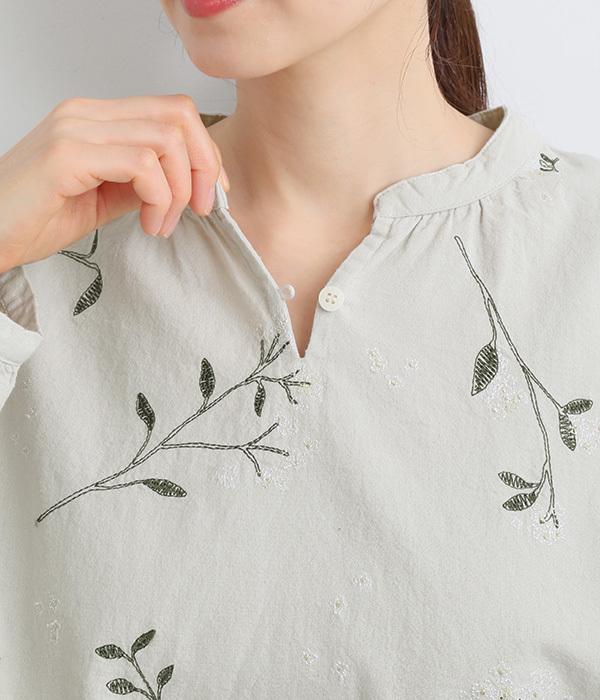 花柄刺繍キーネックブラウス(C・ブラック)