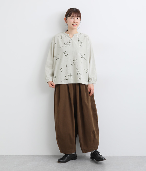 花柄刺繍キーネックブラウス(C・ブラック)