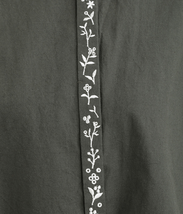 花柄刺繍袖ギャザーブラウス(C・チャコールグレー)