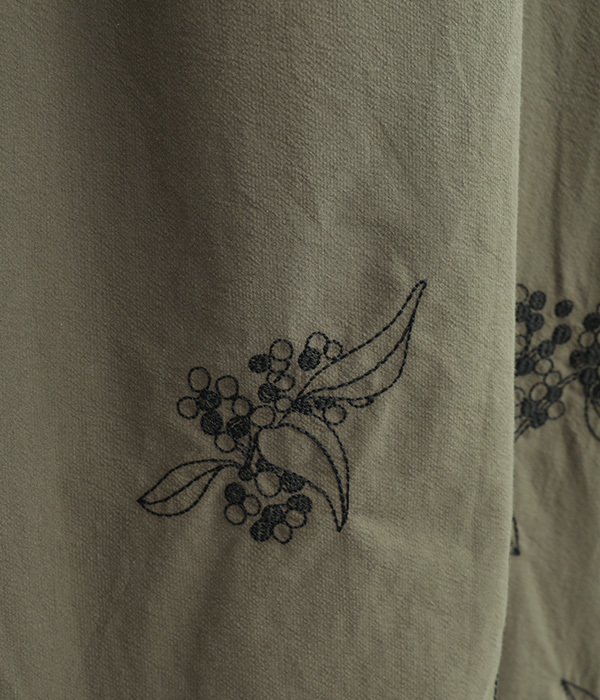 コットンネックフリルパネル刺繍ギャザーワンピース(A・カーキ)