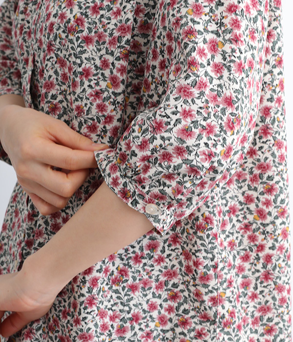 フラワープリント　襟フリルシャツ7分袖(A・オフホワイト小花)