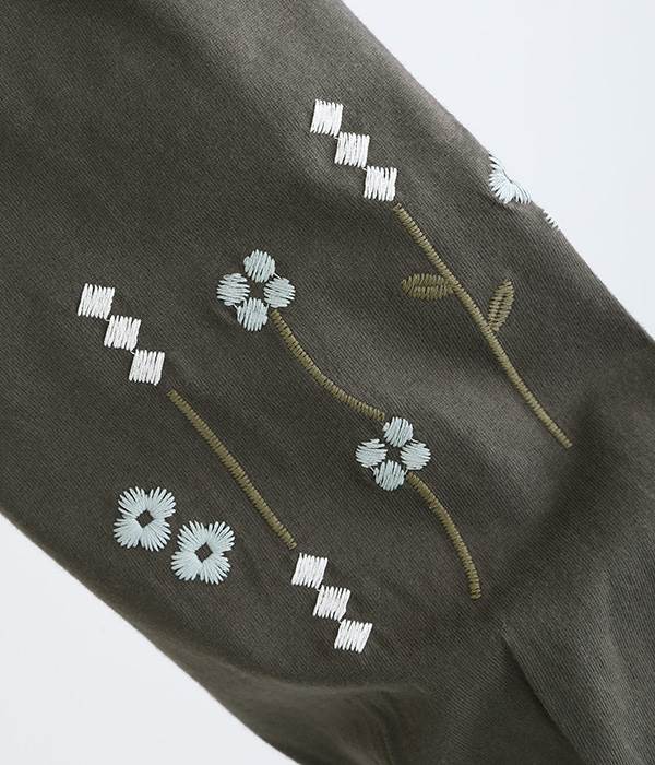 ボタニカル袖刺繍プルオーバー(B・チャコールブラック)