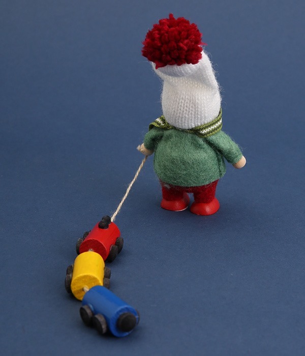 電車のおもちゃを運ぶ男の子 Joy to the world(カラー1)