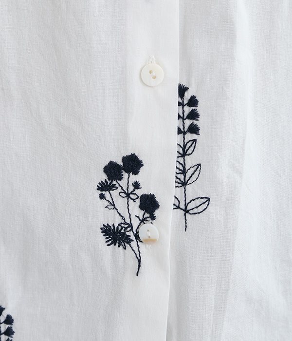 コットンブーケ刺繍ギャザーブラウス(A・オフホワイト×ネイビー刺繍)