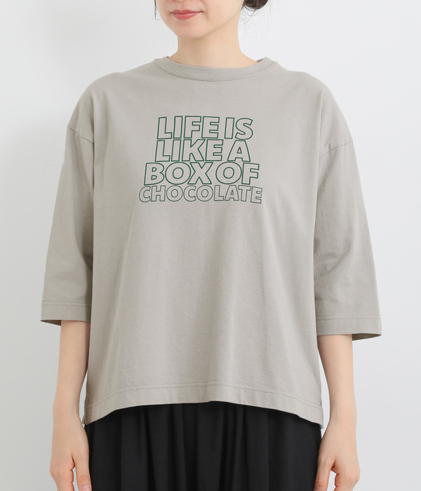 コットンBD天竺サイドスリットプリントTシャツ<LIFE IS LIKE A BOX OF CHOCOLATE> (B・グレー)