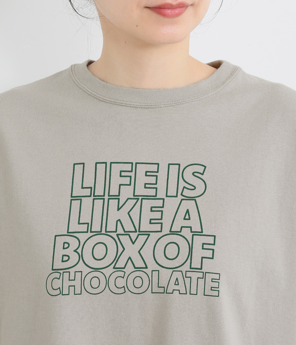 コットンBD天竺サイドスリットプリントTシャツ<LIFE IS LIKE A BOX OF CHOCOLATE> (B・グレー)