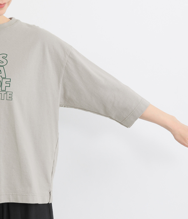 コットンBD天竺サイドスリットプリントTシャツ<LIFE IS LIKE A BOX OF CHOCOLATE> (B・グレー)