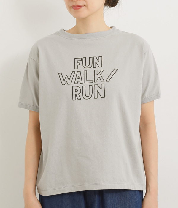 コットン天竺半袖プリントTシャツ〈FUN WALK/RUN〉(B・グレー)