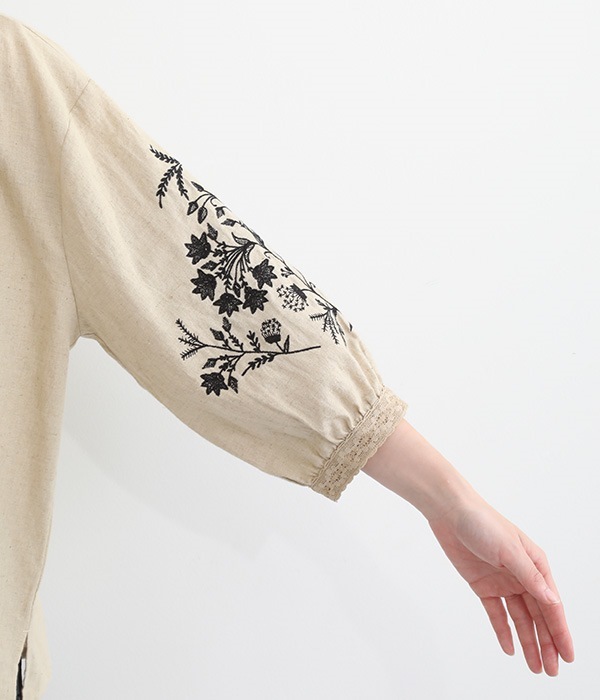 コットンリネン平織り　袖刺繍ブラウス(A・ナチュラル)