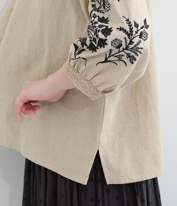 コットンリネン平織り　袖刺繍ブラウス(B・グレイッシュピンク)