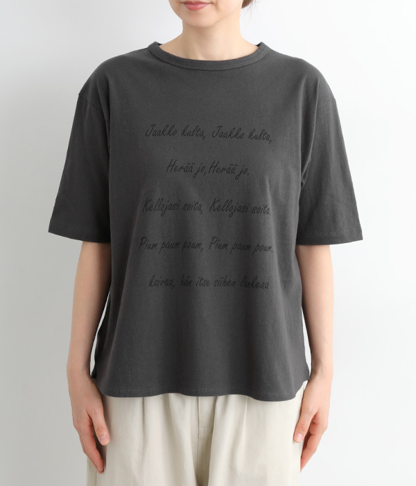 ラフィ天竺リリックスプリント裾ラウンドTシャツ(B・スミクロ)