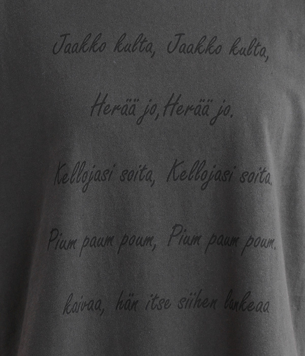 ラフィ天竺リリックスプリント裾ラウンドTシャツ(B・スミクロ)