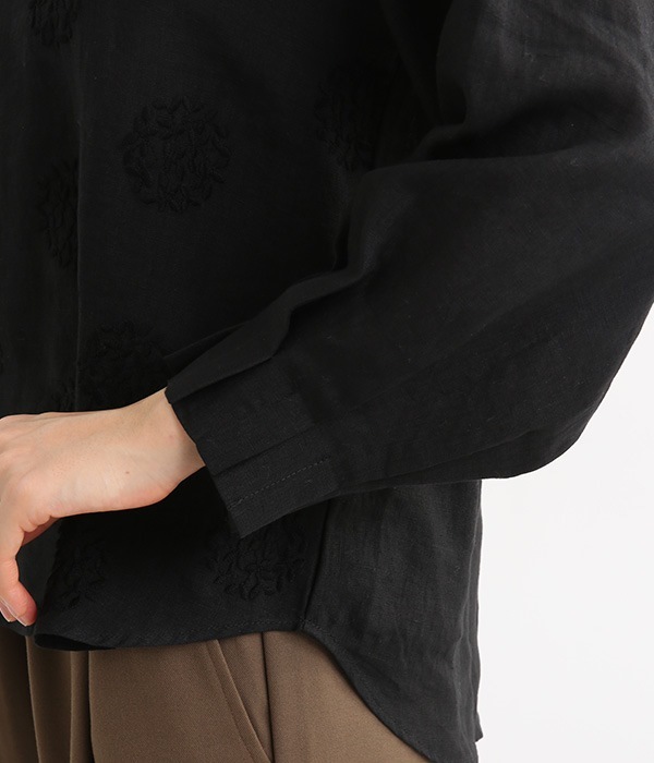 サークル刺繍　長袖　袖口タックブラウス(C・ブラック)
