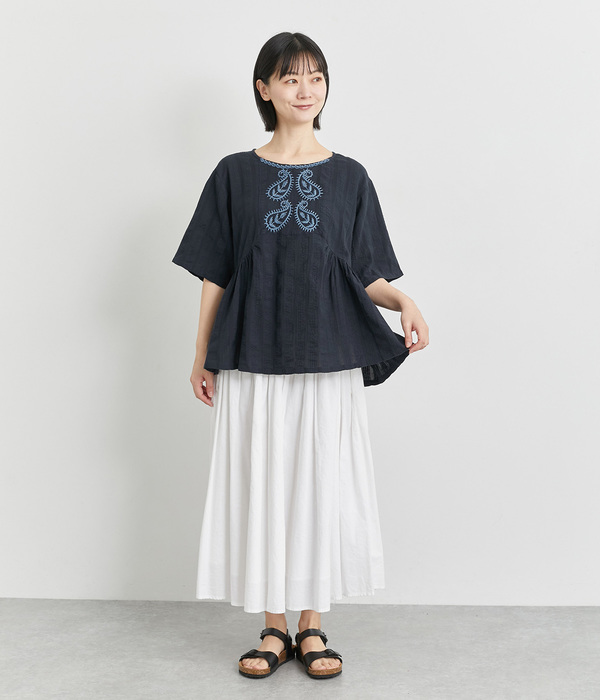 ペイズリー柄ラクノウ風刺繍ギャザーブラウス(C・チャコール)