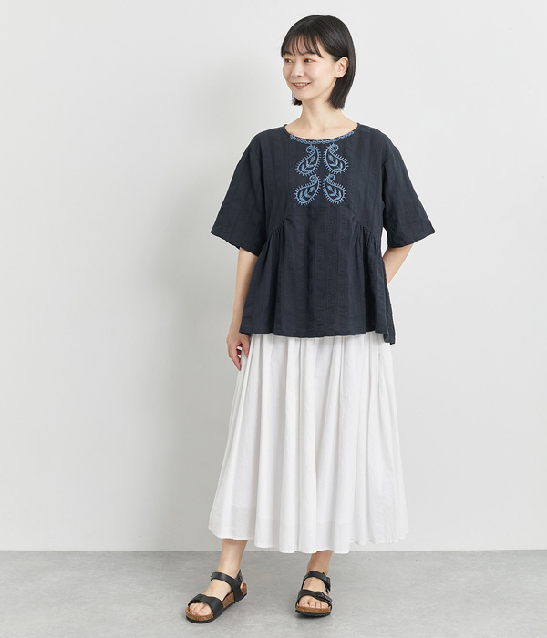 ペイズリー柄ラクノウ風刺繍ギャザーブラウス(C・チャコール)
