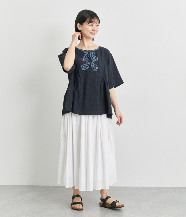 ペイズリー柄ラクノウ風刺繍ギャザーブラウス(C・チャコール)
