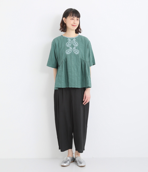 ペイズリー柄ラクノウ風刺繍ギャザーブラウス(C・チャコール)