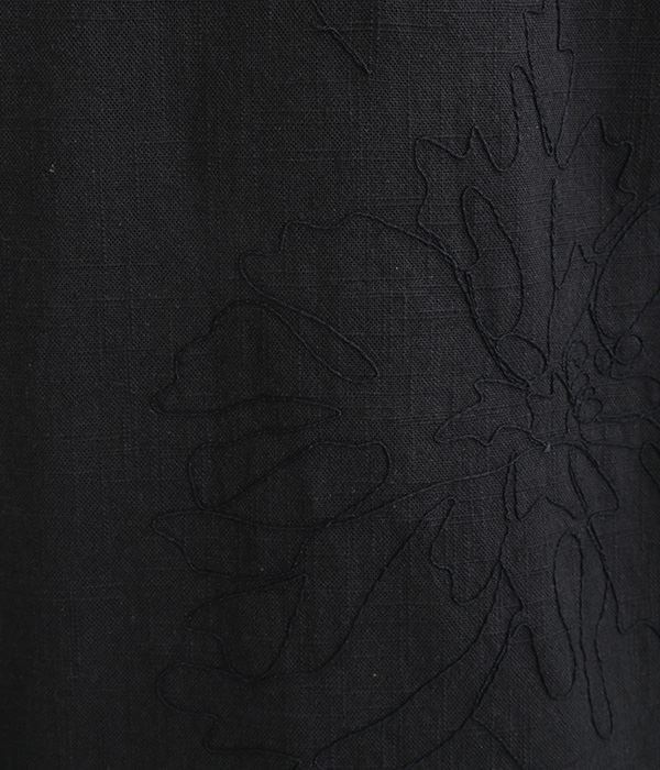 大きな花たちのドリ刺繍　ボトルネックワンピース(B・ブラック)