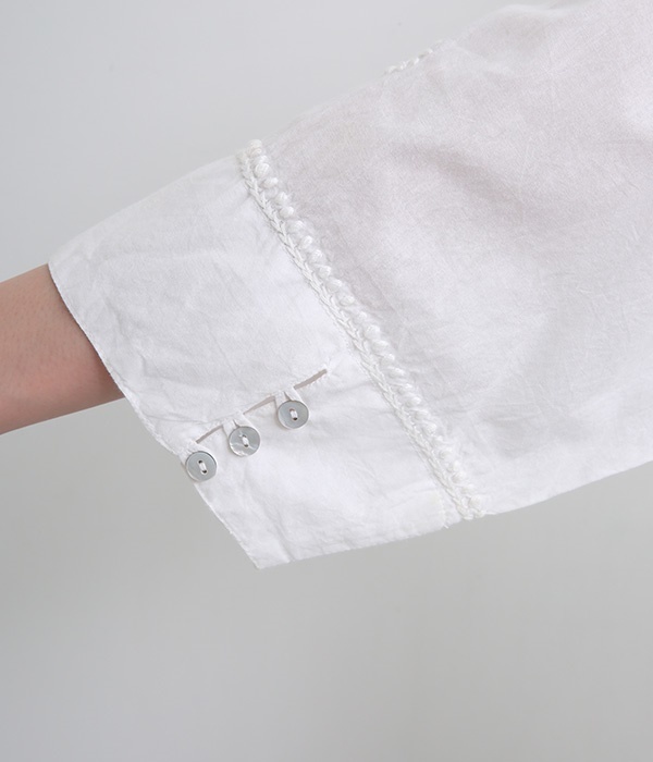 ラクノウ刺繍×ピンタックショートブラウス(ホワイト)