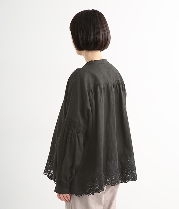 裾切替え刺繍レース　シャーリングふんわり袖包みボタンブラウス(ブラック)
