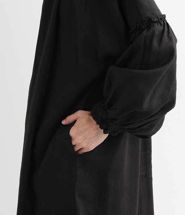 襟・カフスフリル使い裾部分ピンタック・レース付きワンピース(B・ブラック)