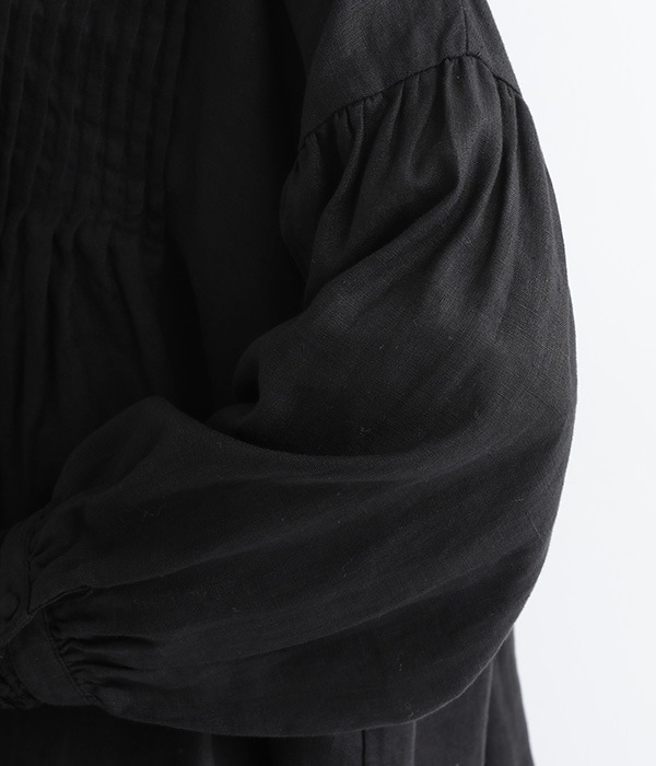 リネン　胸元多数ピンタック　襟・カフスレース付き　包みボタンブラウス(B・ブラック)