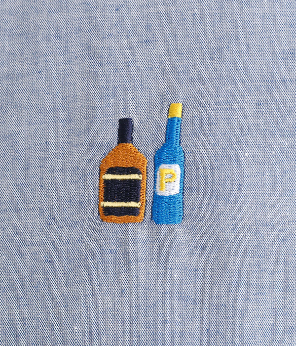 コットンシャンブレーボトル刺繍シャツ(ブルー)