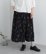 【tukuroi by SUN VALLEY】コットンリネン平織り　総柄刺繍スカート(B・ネイビー)