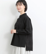 コットンBACKスカラ刺繍シャツ襟ブラウス(B・クロ)
